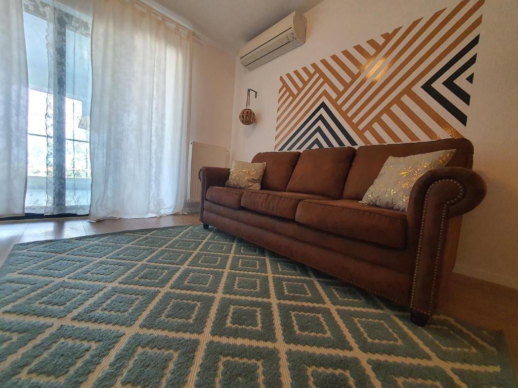 布加勒斯特Upground14 Residence Apartments的客厅配有棕色沙发和地毯。