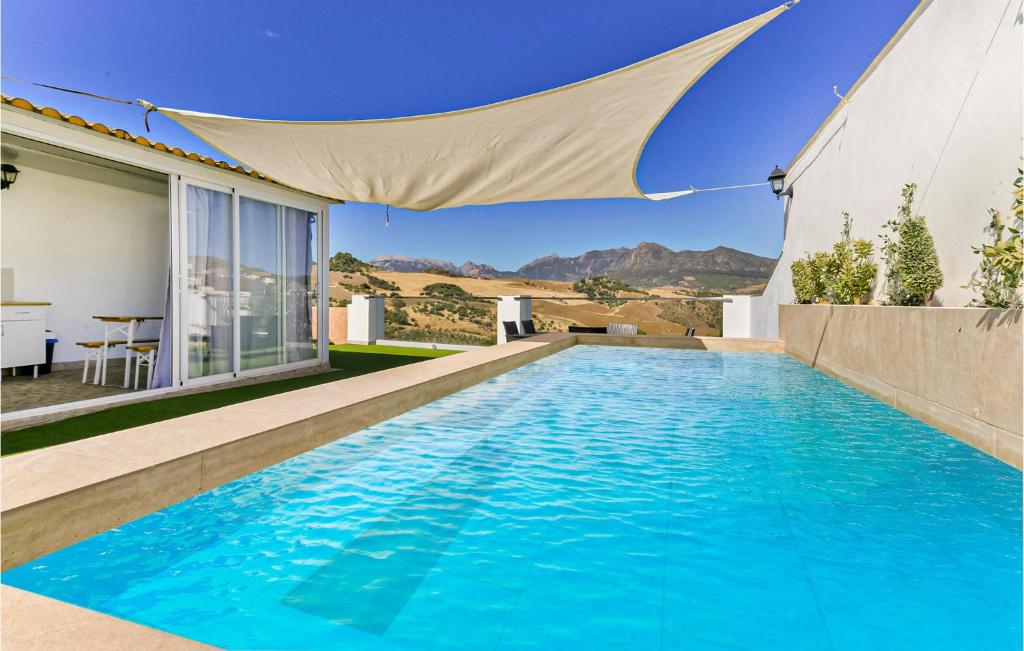 蒙地卡罗Beautiful Home In Montecorto With Kitchen的一座房子后院的游泳池
