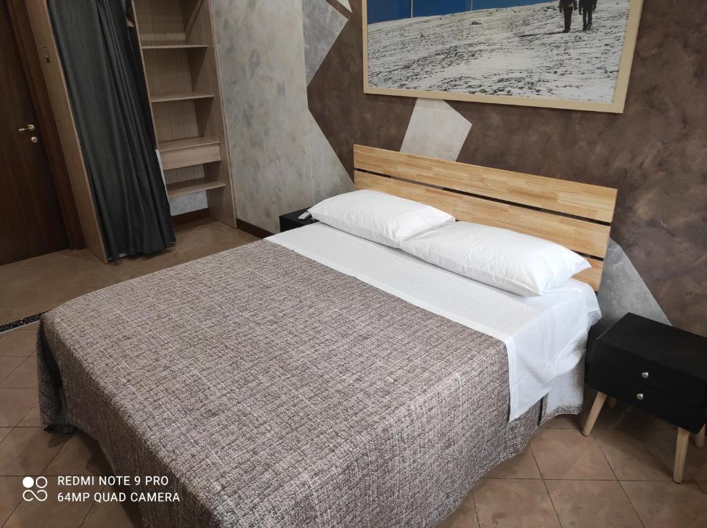 罗马Top Apartment Roma 2的卧室配有带白色枕头的大床