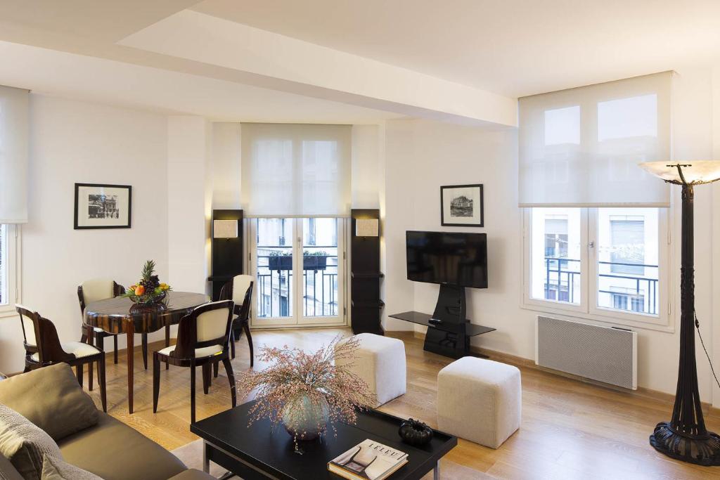 巴黎蒙马特公寓的客厅配有沙发和桌子
