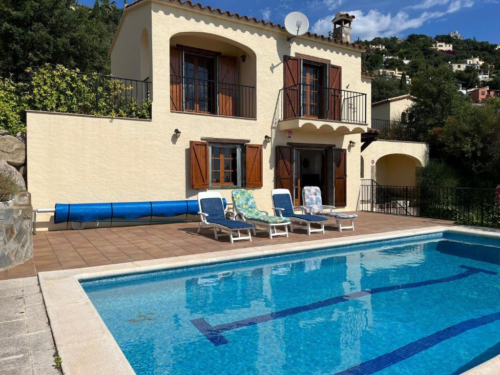 卡隆赫Beautiful holiday home in Calonge with private pool的房屋前有游泳池的房子