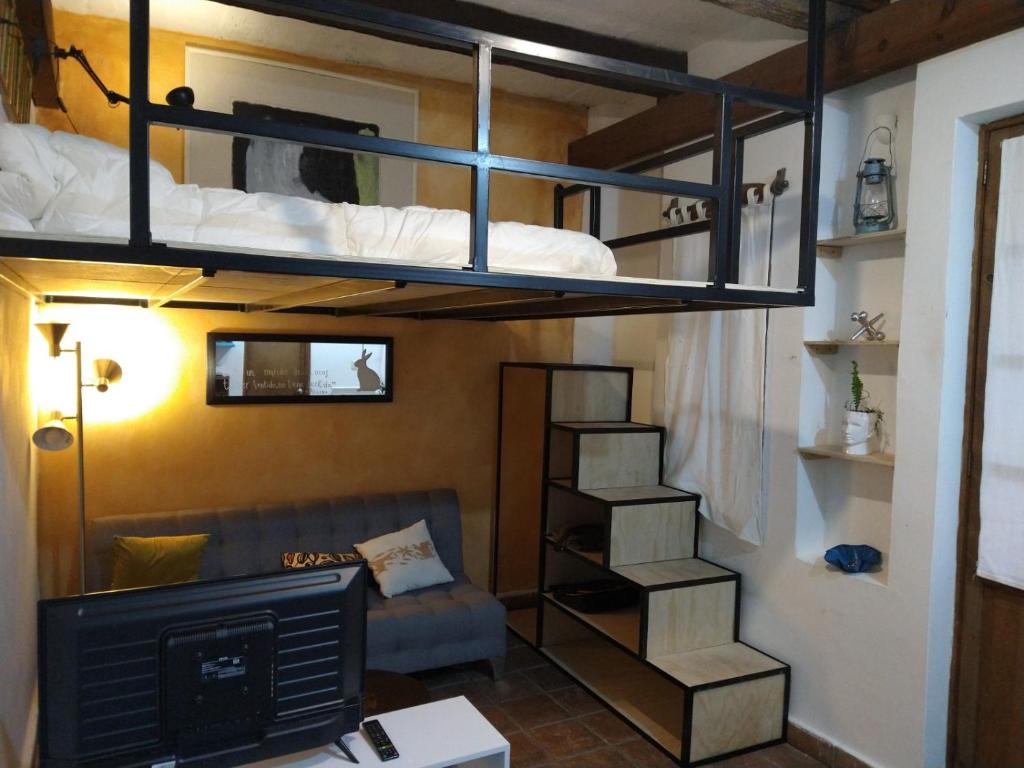 图兰辛戈Acogedor Loft amueblado en el Centro de Tulancingo的客厅配有双层床和书桌