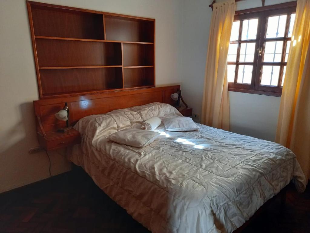 萨尔塔Casa La Linda de la Virrey的一间卧室配有一张带两个枕头的床
