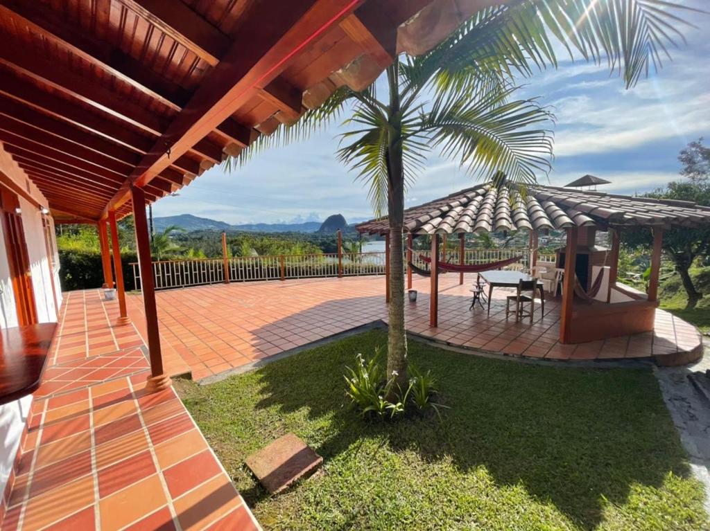 瓜塔佩Finca-hotel Montecarlo Guatape by Hope的一个带桌子和棕榈树的庭院
