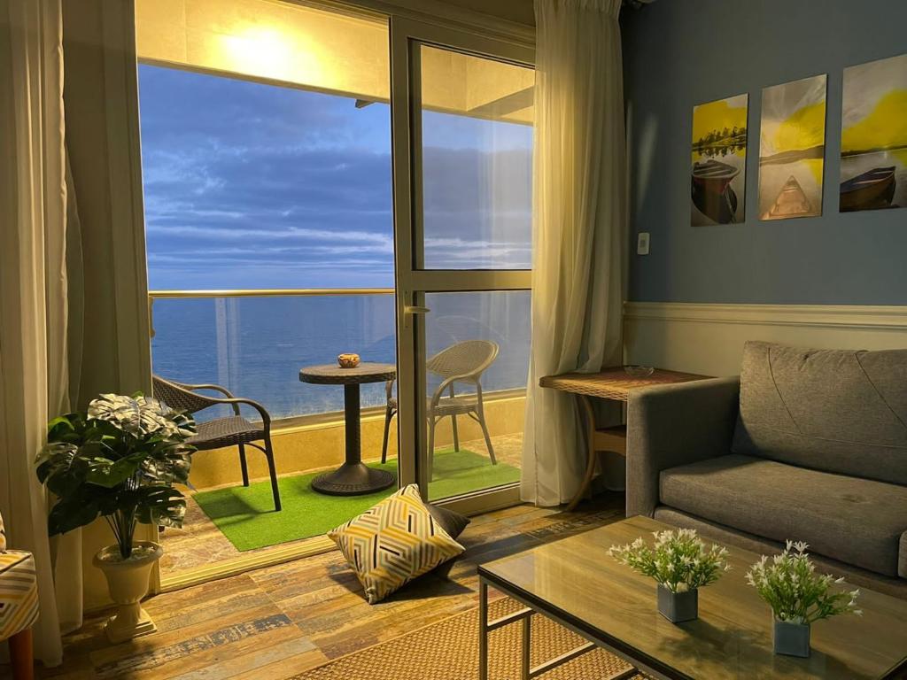 亚历山大Alexander House的带沙发的客厅,享有海景