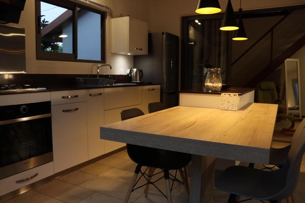 庞普勒穆斯Luxury Cosy Guesthouse的厨房配有木桌和台面