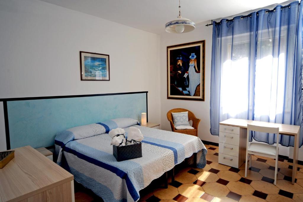 阿尔盖罗帕考塔拉戈纳公寓的卧室配有1张床、1张桌子和1把椅子
