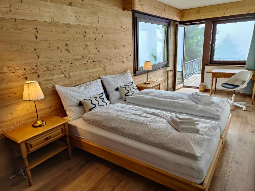 瑞吉卡尔巴德Hotel Bergsonne Rigi的一间卧室设有一张床和木墙