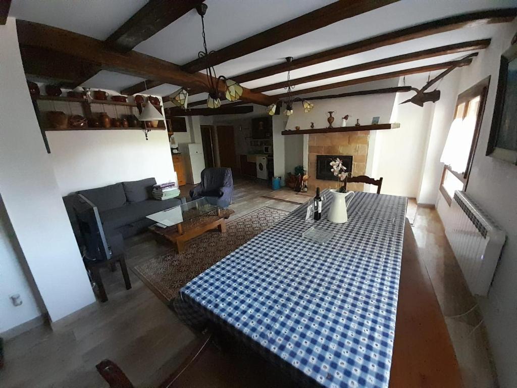 阿尔克萨尔La Cocineta - Zaracatralla的客厅配有桌子和壁炉
