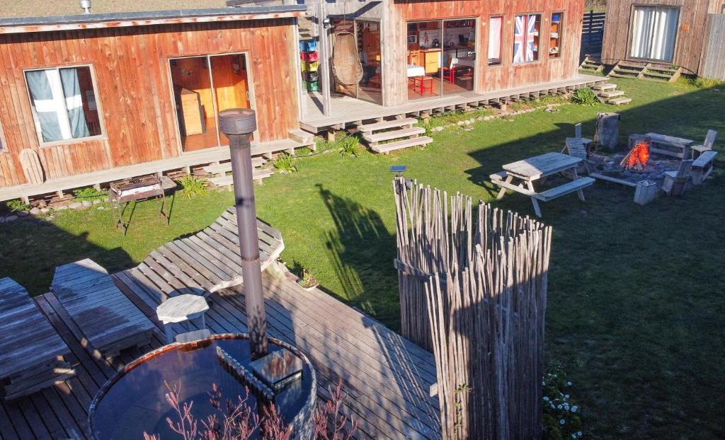 纳维达德Surf and Stay Chile的后院设有木栅栏和房屋