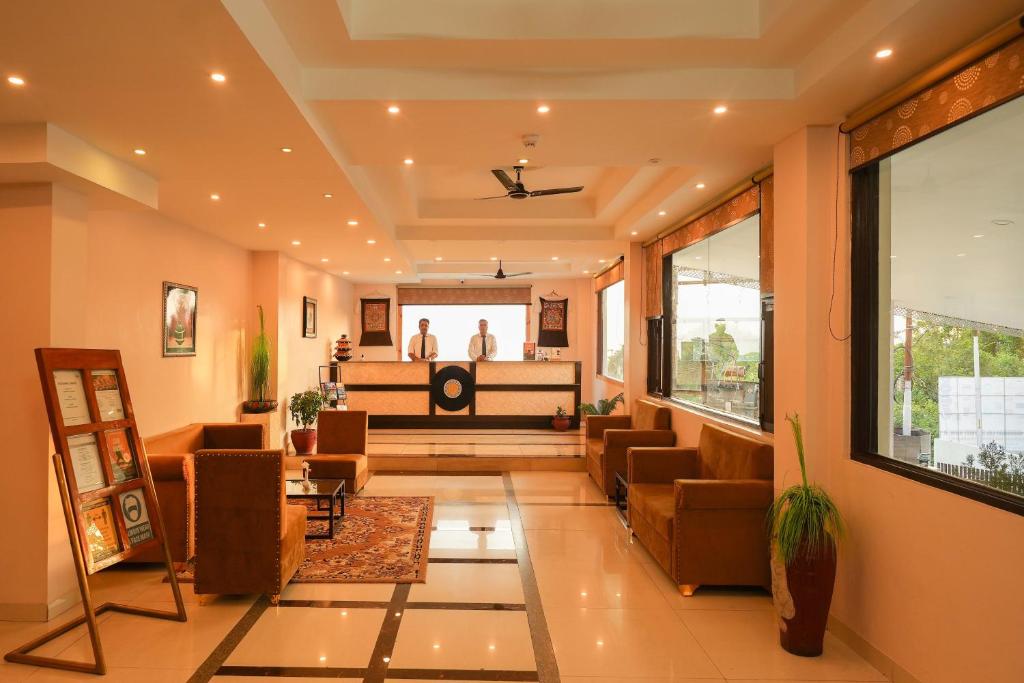 达兰萨拉Hotel 360 by D'Polo Dharamshala的大堂设有椅子和舞台