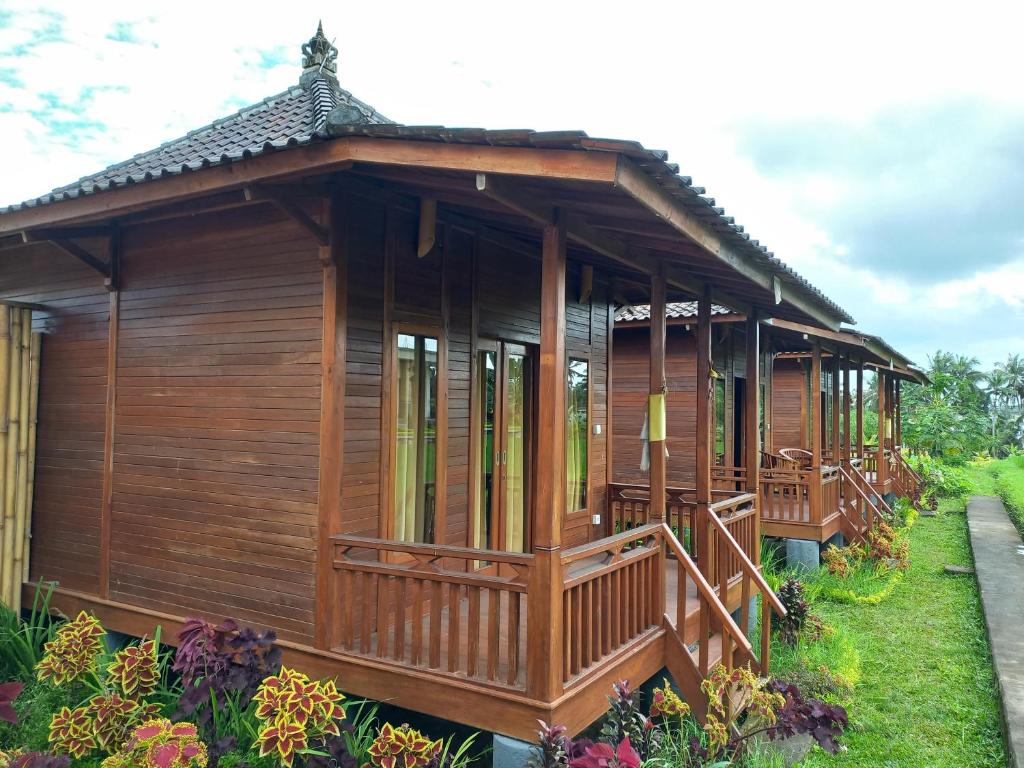 乌布Ayu Guesthouse Ubud的花园中一排木房子