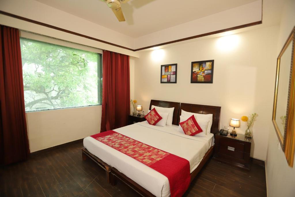 新德里The Picasso Residency Hotel New Delhi - Couple Friendly Local IDs Accepted的一间卧室设有一张大床和一个大窗户