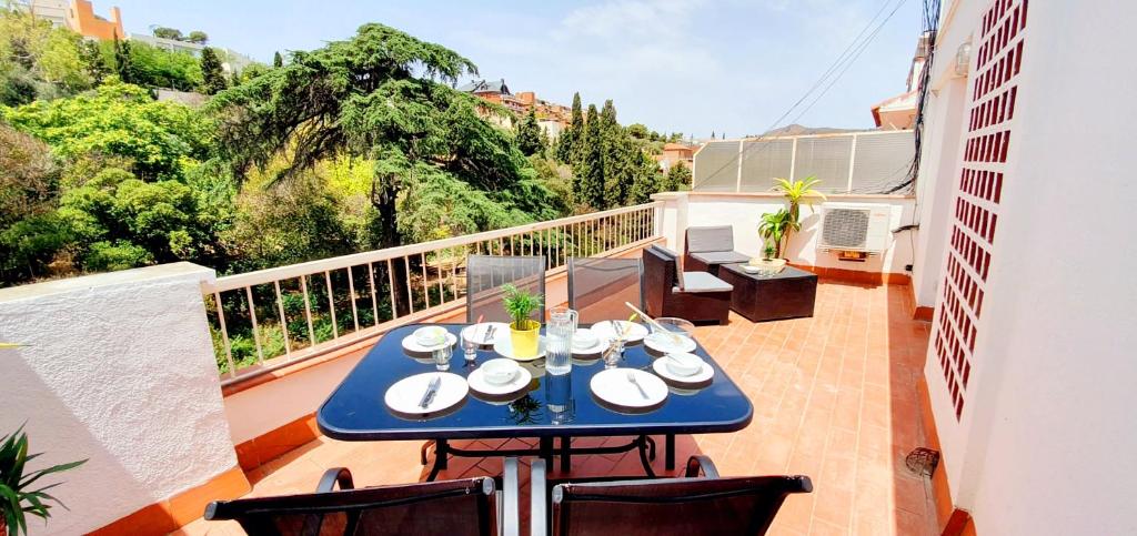 巴塞罗那Attic360Views的大楼阳台上的蓝色桌子