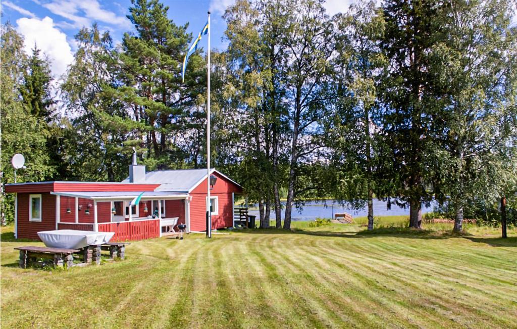 斯特伦松德Cozy Home In Strmsund With Lake View的一间红色的房子,前面设有一张野餐桌