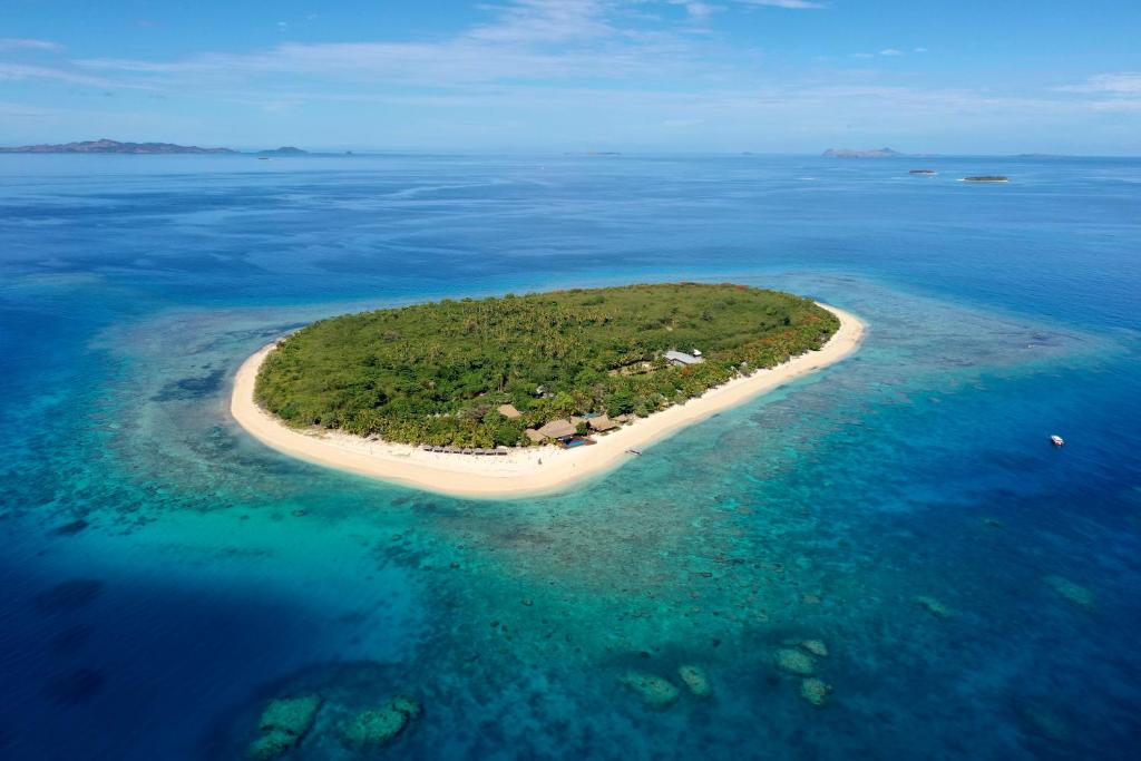 Bounty Island宁静岛度假村 的海洋中的一个岛屿