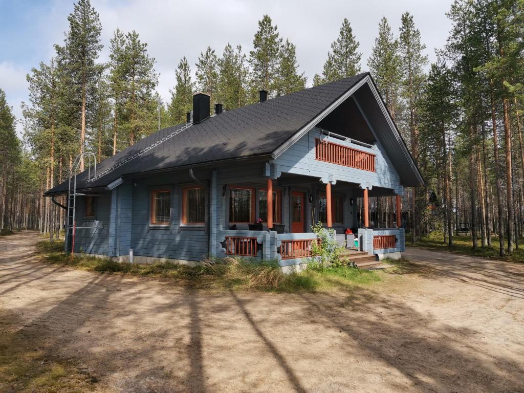库萨莫Sininen Hetki Cottage的森林中间的蓝色房子