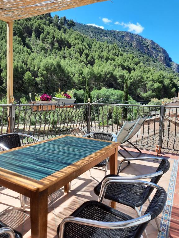 阿尔内迪略La Fuente de Arnedillo的山景阳台上的木桌和椅子