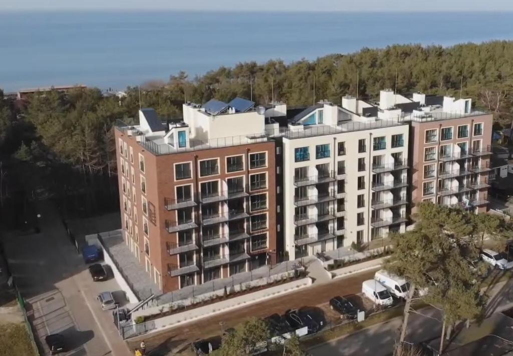 米泽德沃兹Apartament przy plaży的享有大型公寓大楼的空中景致