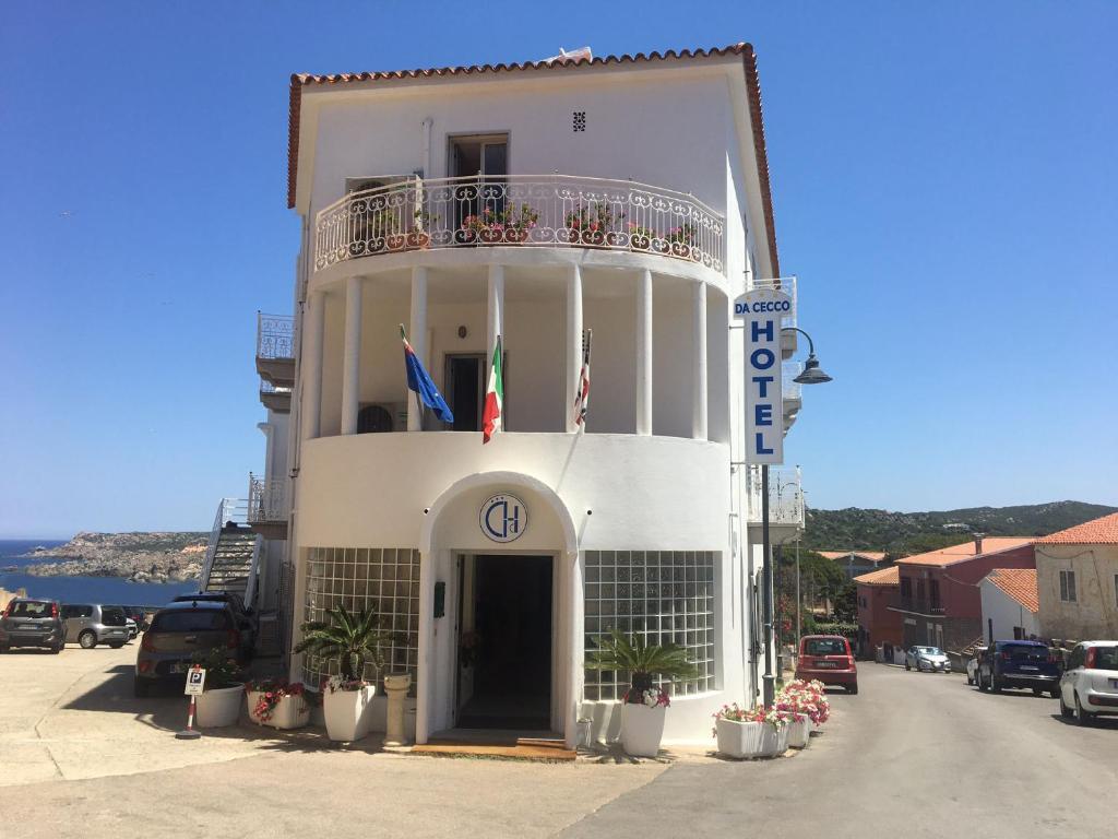 圣特雷莎加卢拉切科酒店的带阳台和旗帜的白色建筑