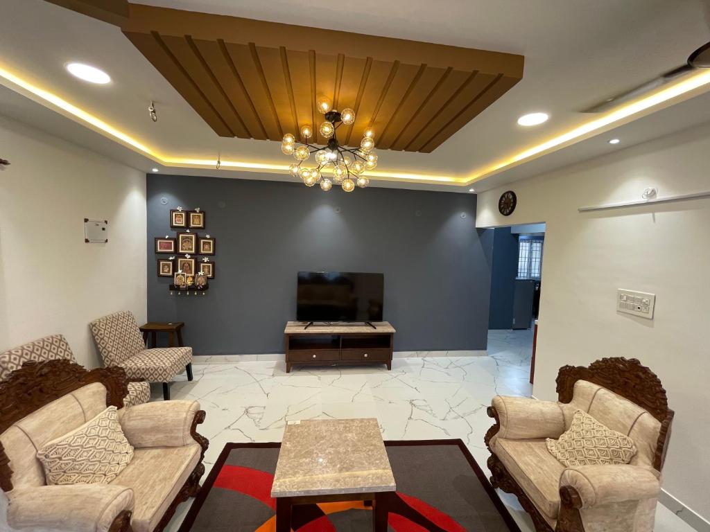 耶拉吉里Sharma Nivas Holiday Homestay的带沙发和电视的客厅