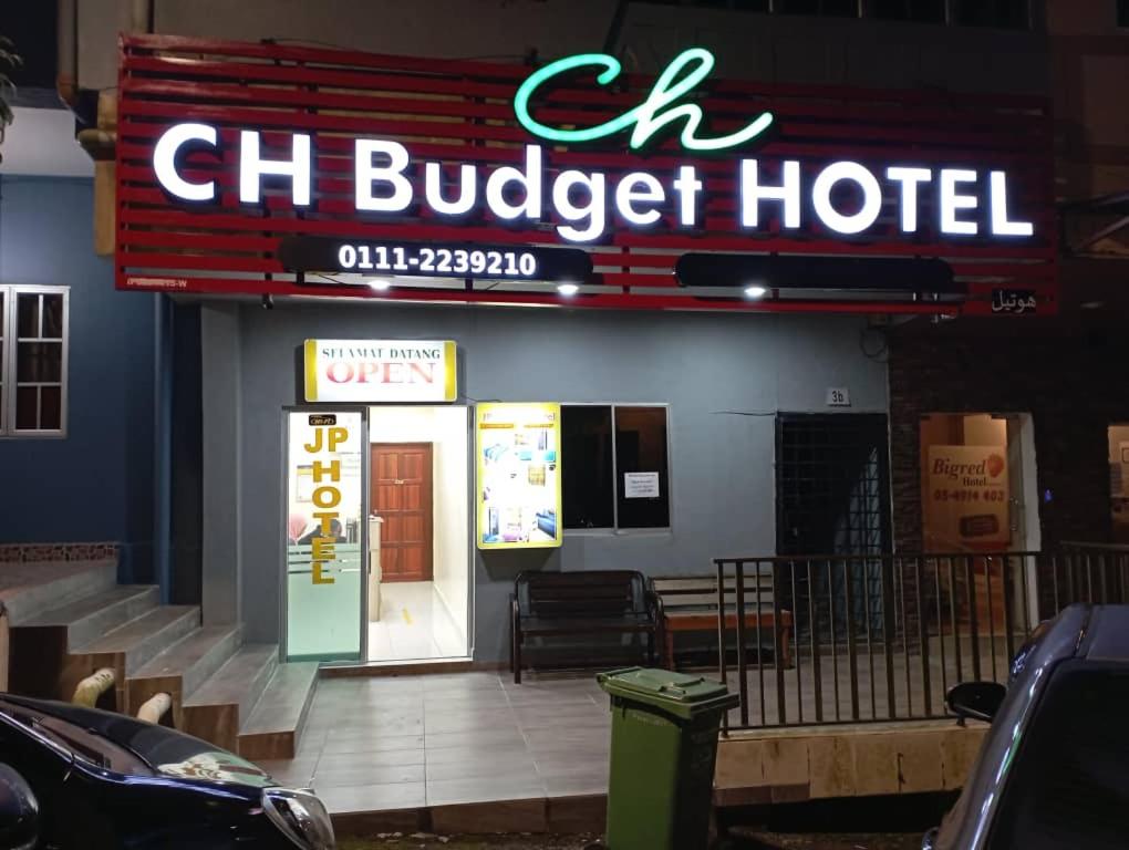 金马仑高原CH Budget Hotel的一座水牛酒店,在大楼内有一个标志