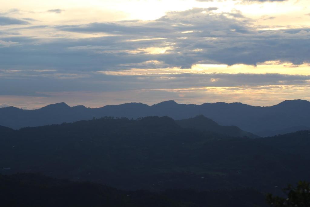 拉维加el paraíso de Butulú 1的日落时分欣赏山脉美景