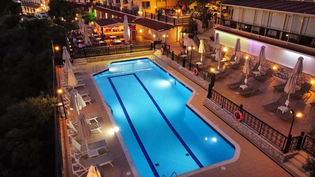 蒂锡利维赞特宫殿酒店的享有游泳池的顶部景色