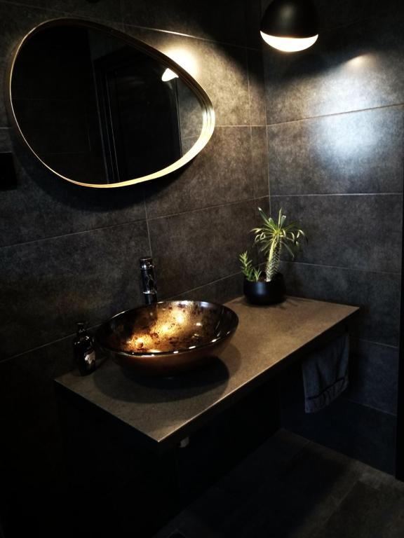 特罗吉尔House of Silence的一间带碗水槽和镜子的浴室