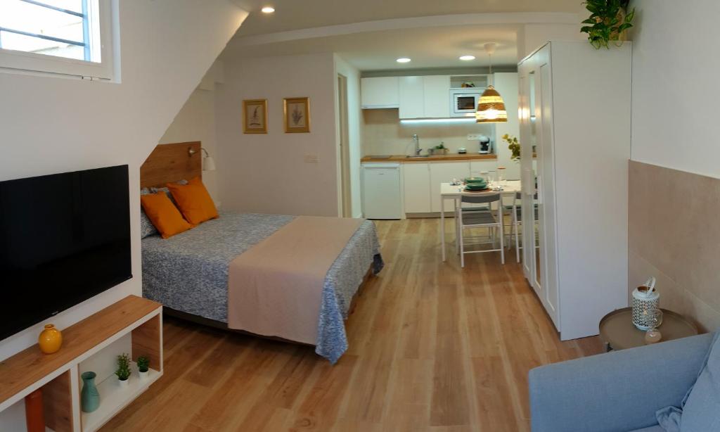 格拉纳达Road Sierra 95 Habitación privada con baño y zona de cocina的一间带床的小卧室和一间厨房