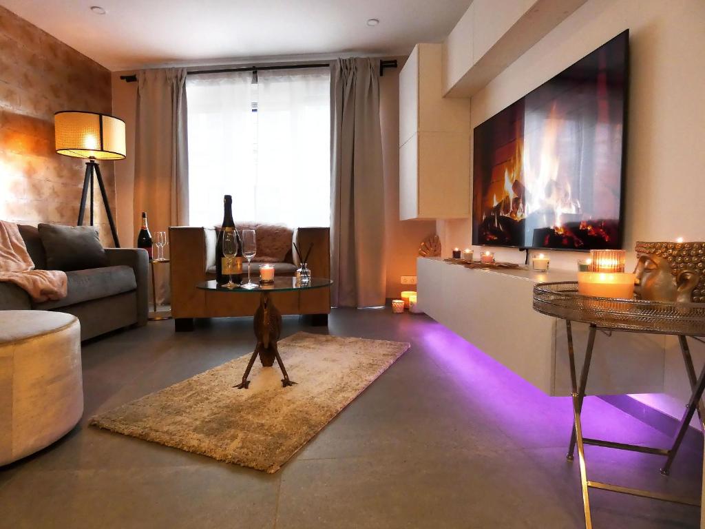 列日SuiteDreams - Relax Suite Liège的客厅,带狗在紫色灯的房间里散步
