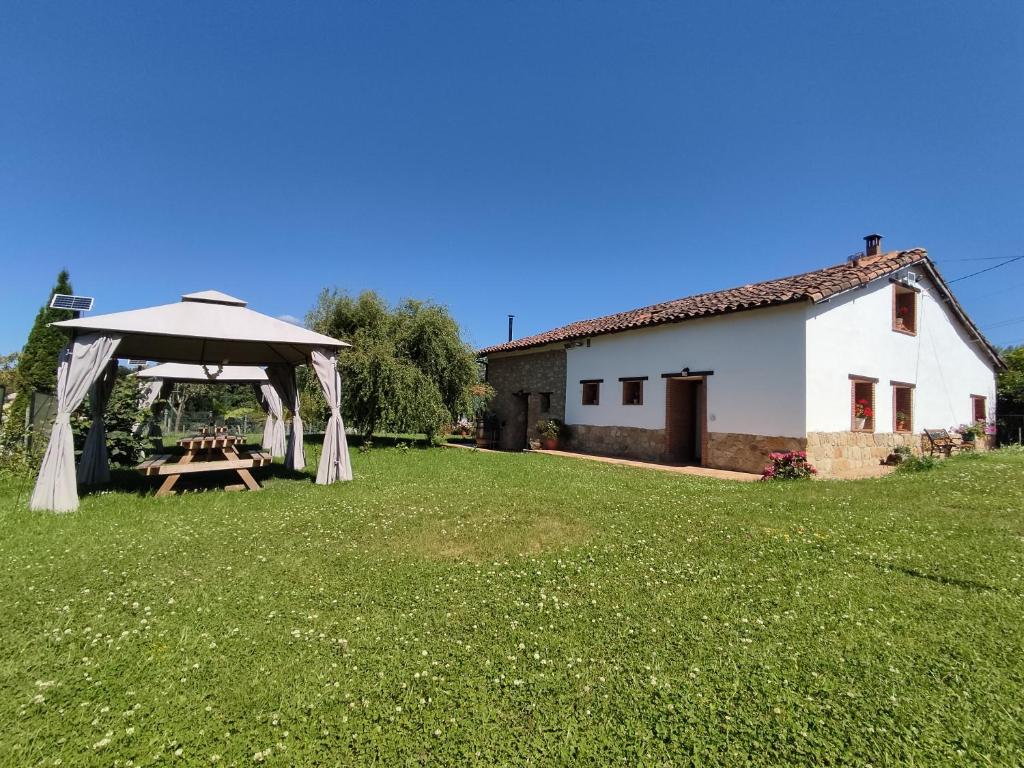 奥维多Casa Pepín - Sagasta Rural Oviedo的白色建筑旁边的野餐桌