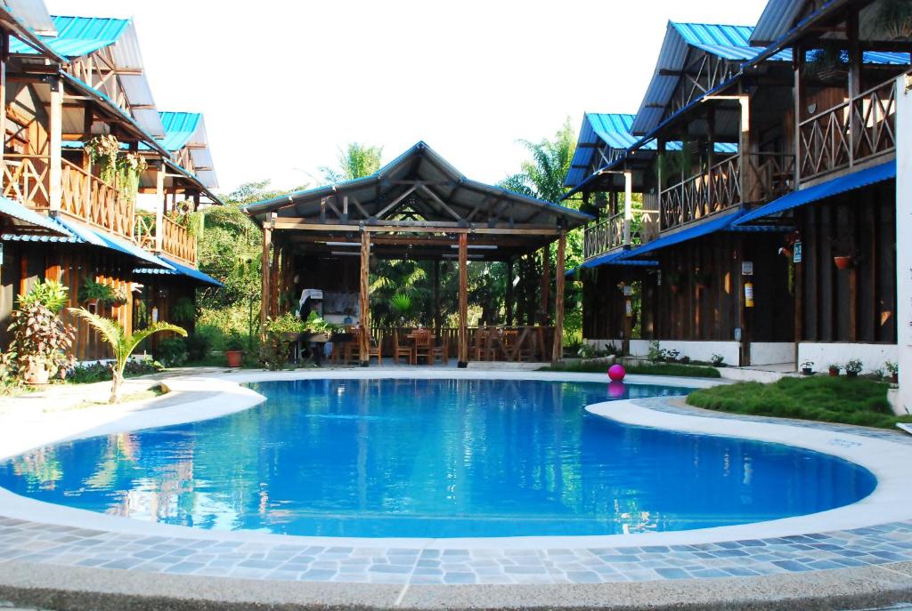 莱蒂西亚乌图恩酒店的度假村中央的游泳池