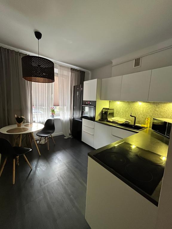 Luxury apartaments Klimatyzacja 4的厨房或小厨房