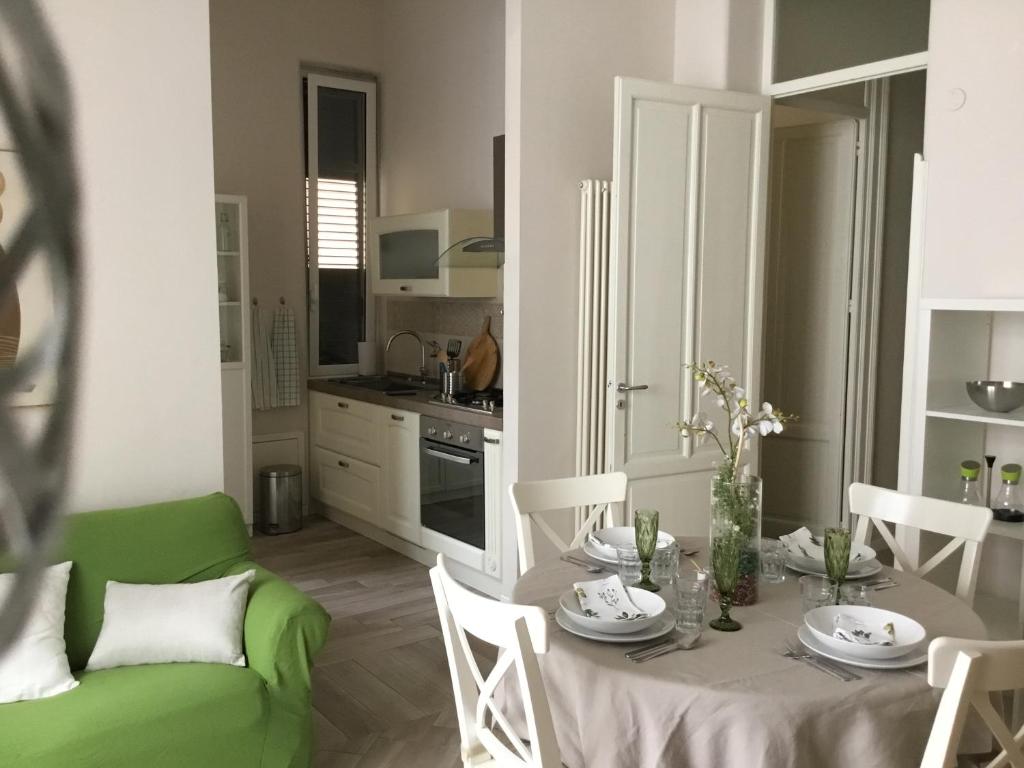 巴勒莫A casa da Carlo的客厅配有桌子和绿色沙发