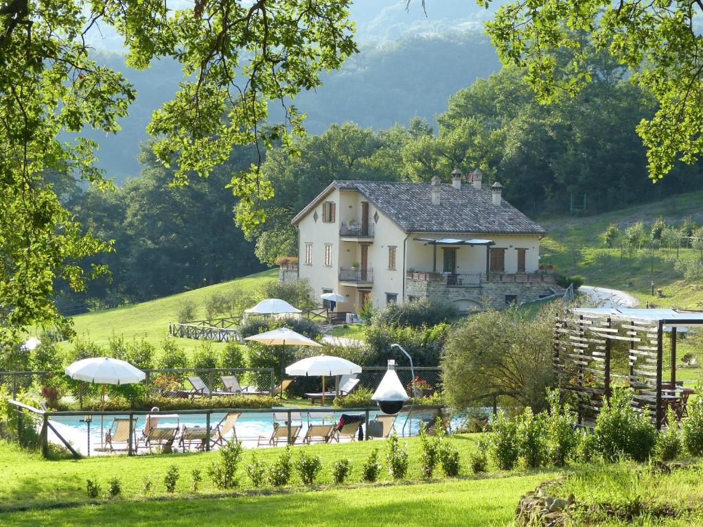 ValtopinaCerqua Rosara Residence的山丘上的房子,前面有一个游泳池