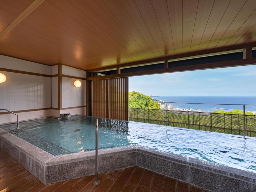 热海热海龟之井酒店别馆(Kamenoi Hotel Atami Annex)的海景浴缸