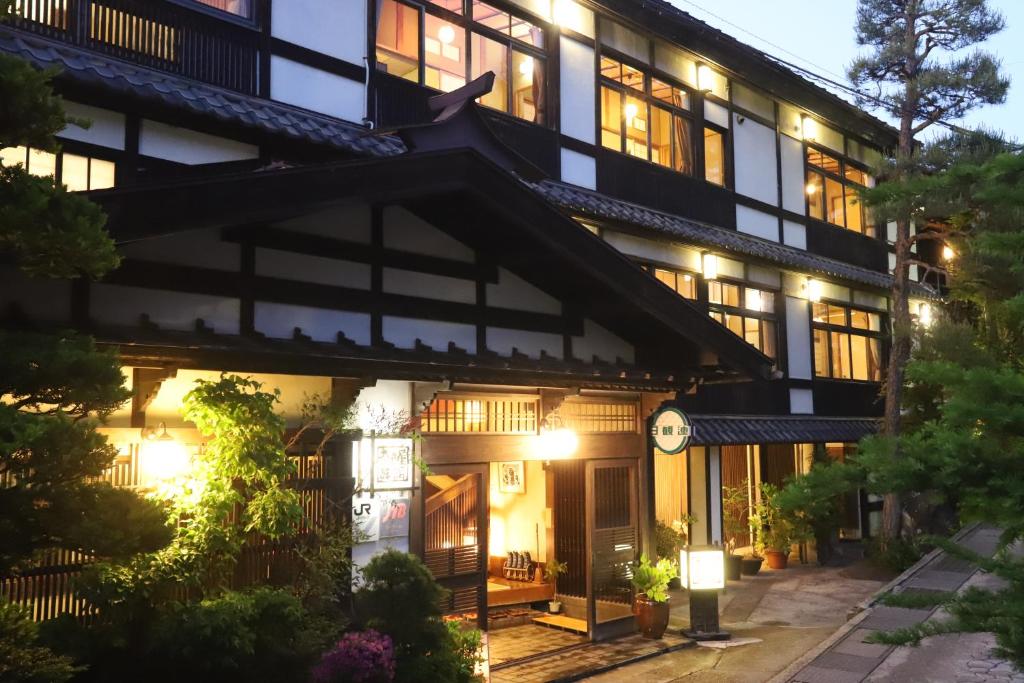 野沢野沢温泉　奈良屋旅館的享有大楼的外部景色