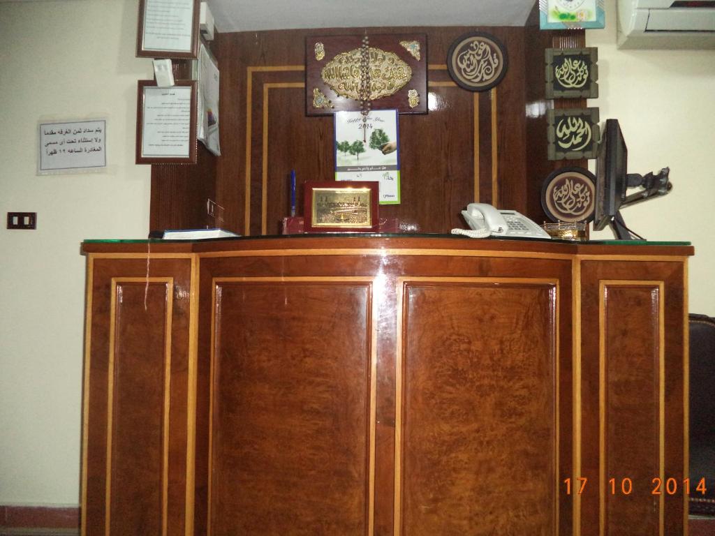 亚历山大阿尔米格拉比酒店的木制橱柜,上面有电话