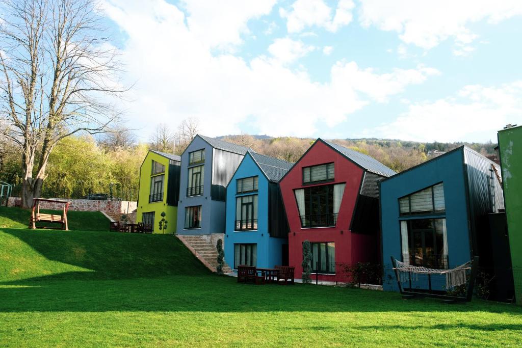 卡特佩Kartepe LOFT的草坪上一排色彩缤纷的房屋