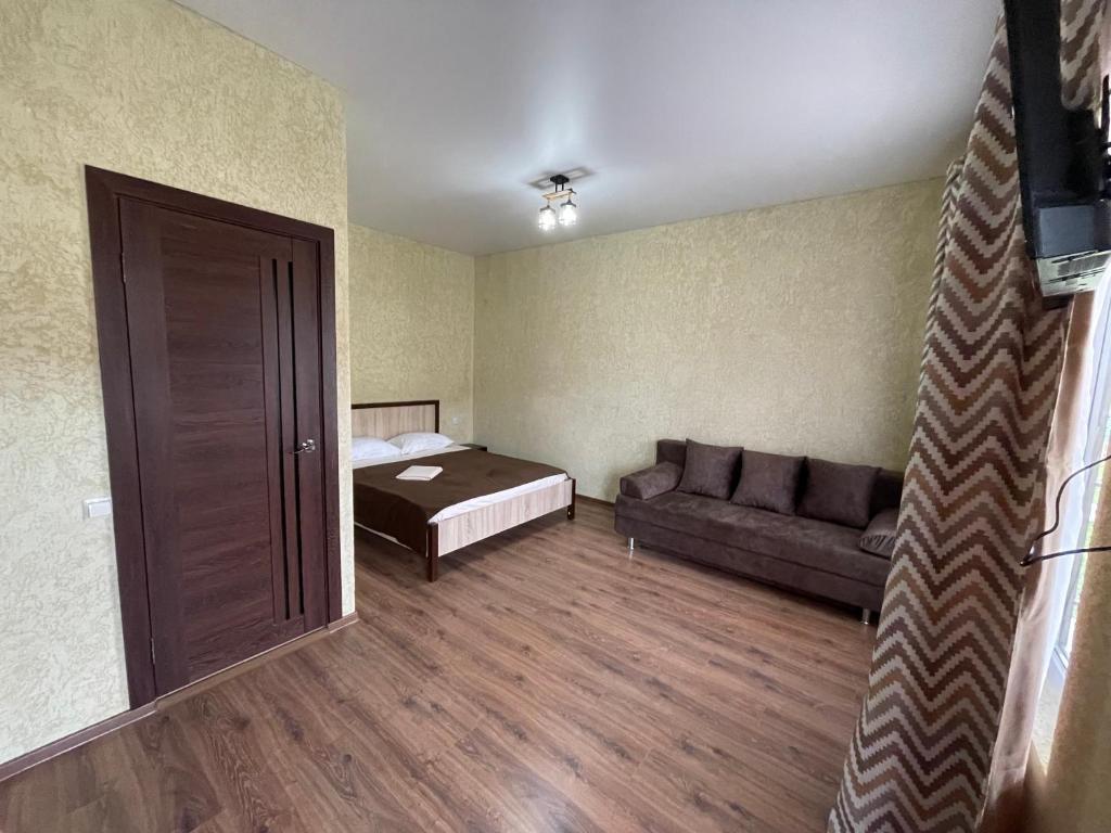 桑德雷什Guest House u Feliksa的小房间设有床和沙发