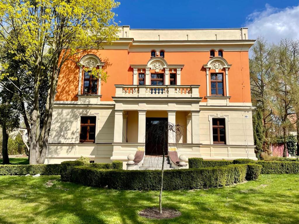 弗罗茨瓦夫Happy Living Villa的一座大房子,在庭院的顶部设有阳台