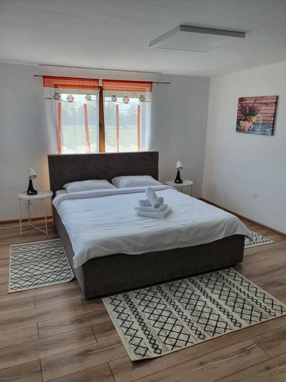 古拉哈莫卢洛伊Casa Saga的一间卧室配有一张大床和地毯。