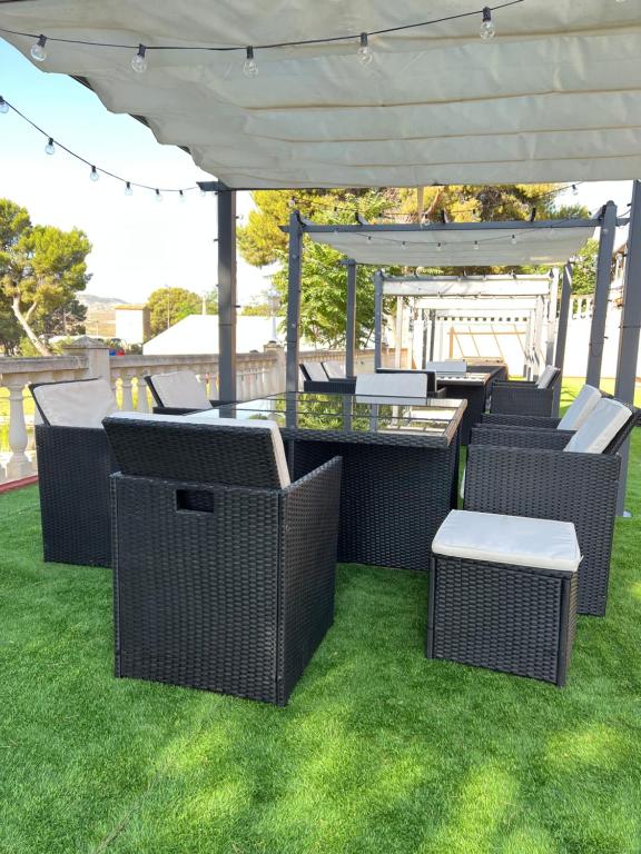 萨拉戈萨埃尔瑟斯尼酒店的一个带藤椅和凉亭的庭院