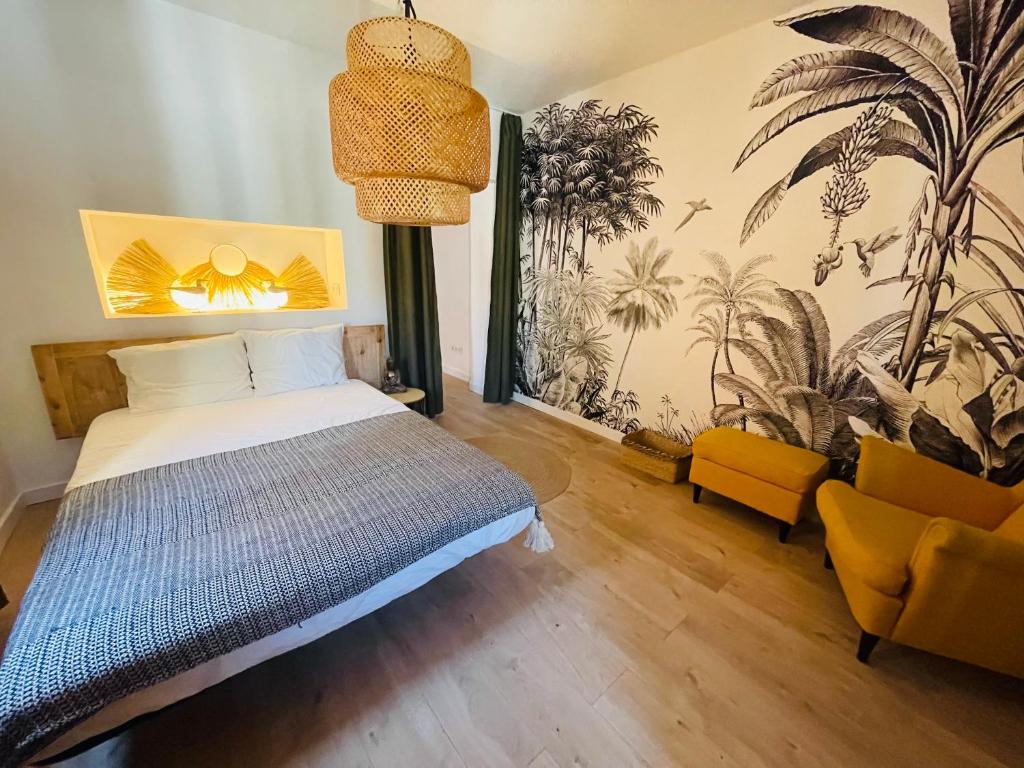瓦伦西亚Casa del Palmar loft的一间卧室配有一张床和两张黄色椅子