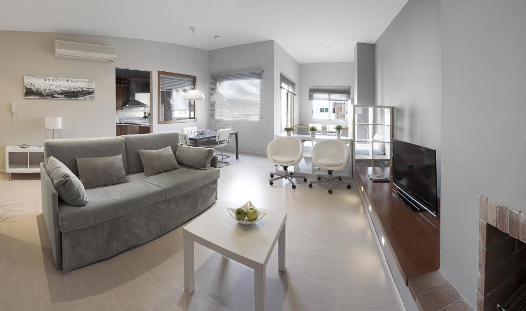 巴塞罗那巴塞罗那参议公寓式酒店的客厅配有沙发和桌子