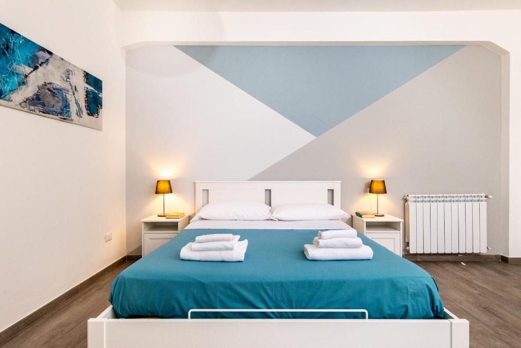 墨西拿Blue Apartment Messina的一间卧室配有带毛巾的床