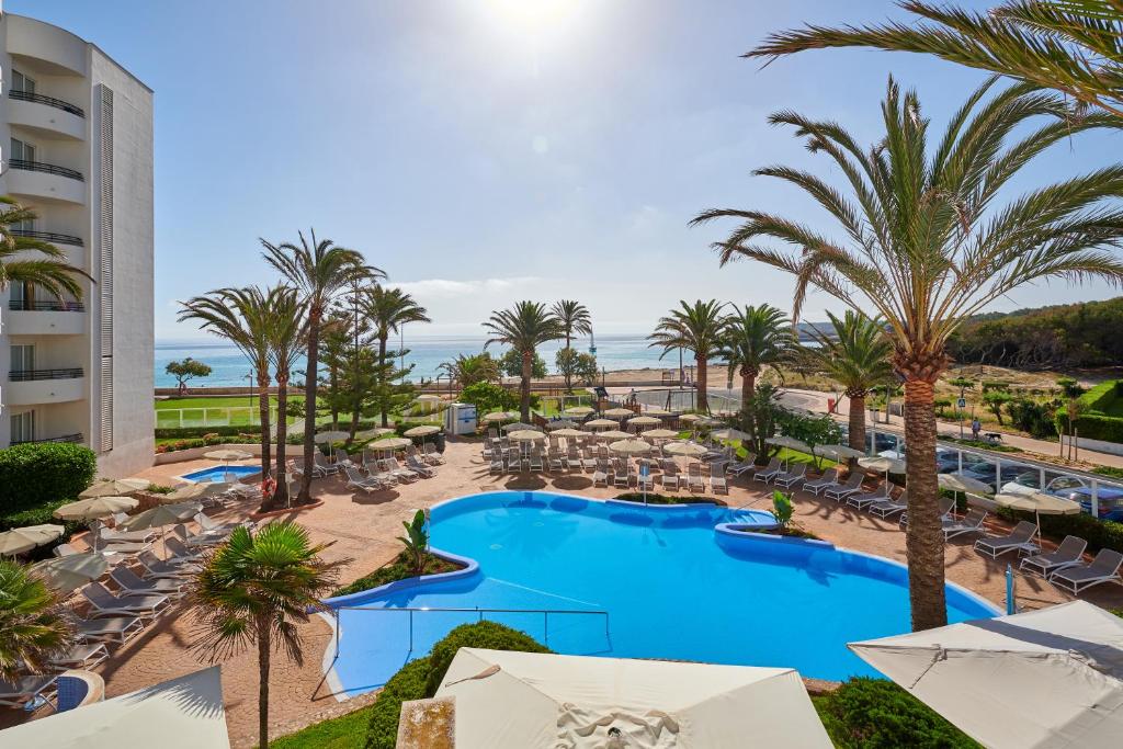 卡拉米洛杜纳斯公寓式时尚酒店的享有度假村的空中景致,设有游泳池和棕榈树