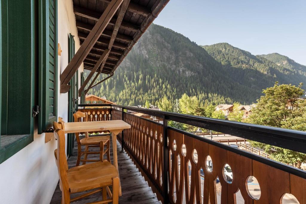 坎皮泰洛迪法萨Rodella A Parte的阳台配有桌椅,享有山景。