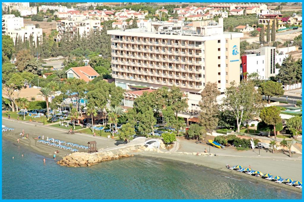 利马索尔波塞多尼亚海滩酒店的享有海滩美景,拥有酒店和建筑